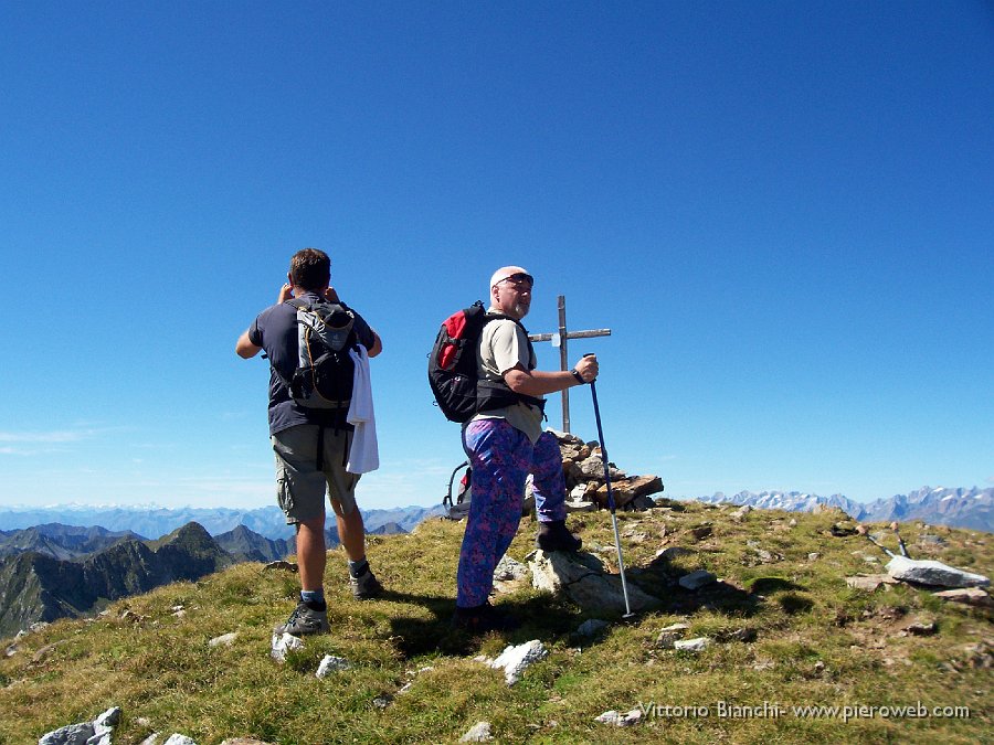 V.Masoni.JPG - Alla croce di vetta del Monte Masoni