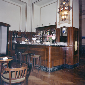 Il bar del Grand Hotel (Foto Andreato 1977)