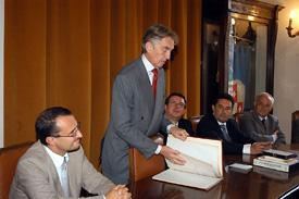 Marco Solari dona il Libro degli Ospiti al Comune di S. Pellegrino Terme (foto Andreato)