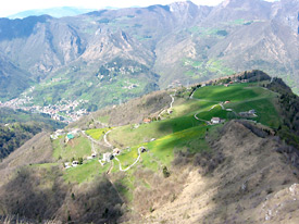 Spettino Alto in posizione panoramica sul declivio