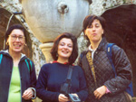 Altro primo piano di Anna, Gi, Mari alla fontana di Saint Paul de Vence