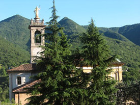 VEDI IN GRANDE - La Chiesa di Zogno con, sullo sfondo, il Canto Alto (foto P. Gritti)